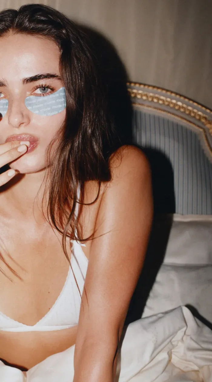 Modelo descansando con los parches Peptide Eye Prep puestos